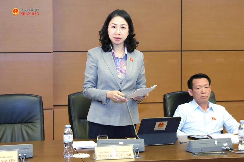 ĐBQH Phan Thị Thùy Linh (Thanh Hóa) phát biểu thảo luận tổ. Ảnh: An Nhiên