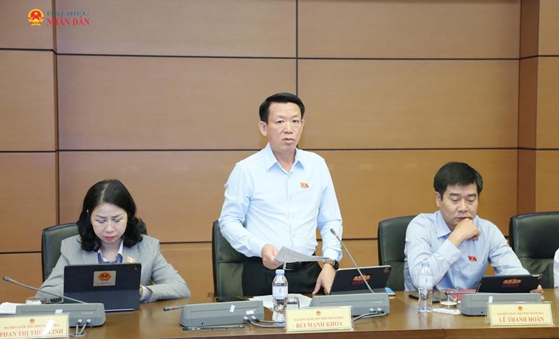 ĐBQH Bùi Mạnh Khoa (Thanh Hóa) phát biểu thảo luận tổ