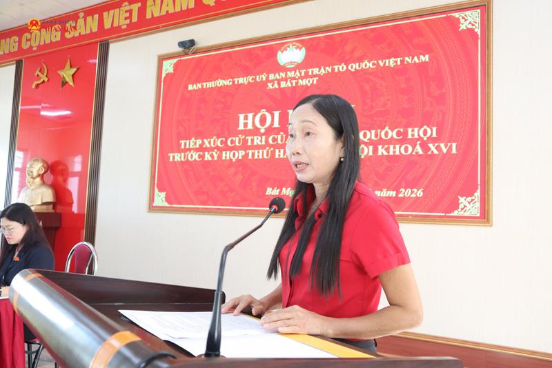 Cử tri Lê Thị Hương - Bí thư thôn Chiềng, xã Yên Nhân phát biểu kiến nghị tại hội nghị