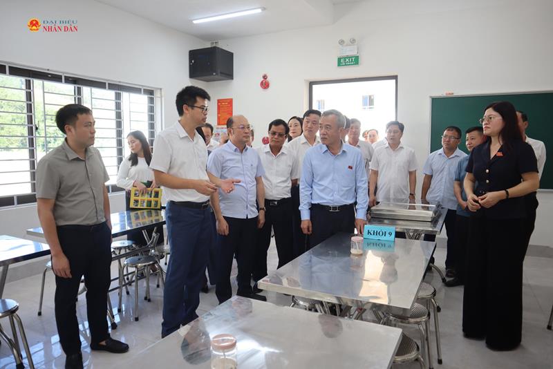 Bí thư Tỉnh ủy Thanh Hóa kiểm tra khu vực phòng ăn của nhà trường