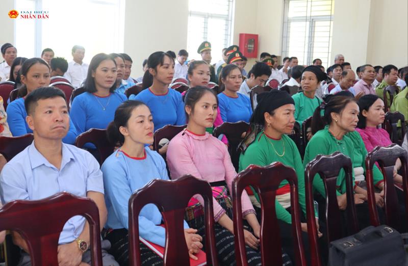 Cử tri xã Bát Mọt và Yên Nhân tham dự buổi tiếp xúc cử tri