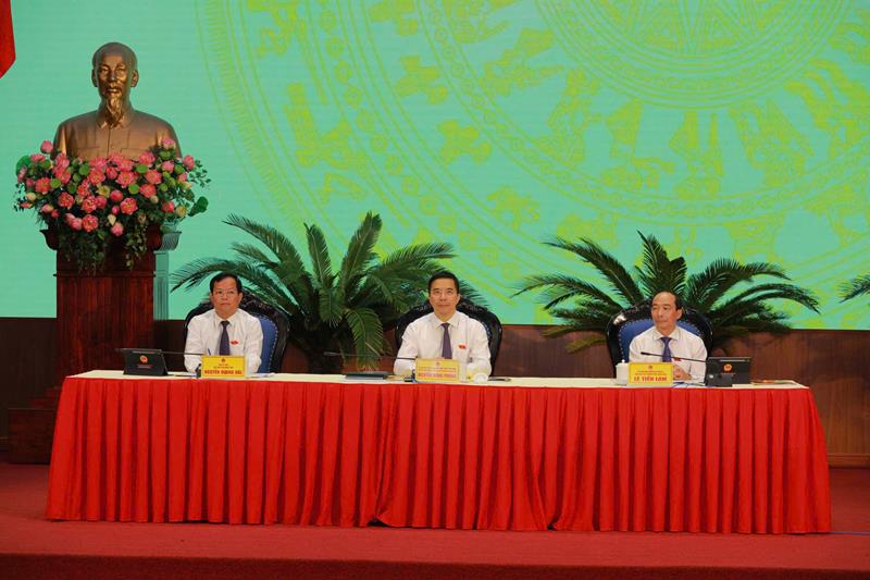 Chủ tịch và các Phó Chủ tịch HĐND tỉnh Thanh Hóa điều hành kỳ họp. Ảnh: Minh Hiếu
