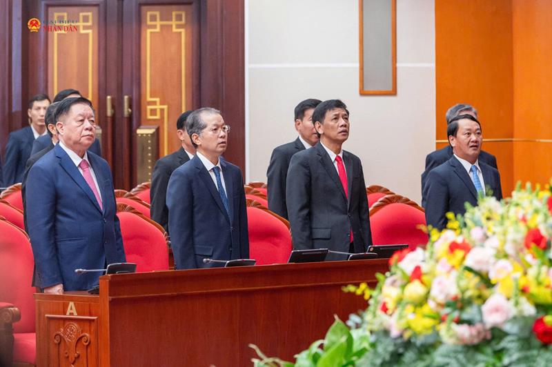 Các đại biểu thực hiện nghi lễ chào cờ