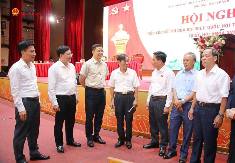 Phó Chủ tịch Quốc hội, Thượng tướng Nguyễn Doãn Anh trao đổi cùng các đại biểu, cử tri tại hội nghị tiếp xúc cử tri