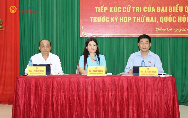 Phó Trưởng Đoàn ĐBQH tỉnh Thanh Hóa Lương Thị Hoa; Ủy viên hoạt động chuyên trách Ủy ban Pháp luật và Tư pháp Lê Thanh Hoàn; Phó Chủ tịch Hội Nông dân tỉnh Thanh Hóa Vũ Tiến Dũng tiếp xúc cử tri xã Thắng Lợi