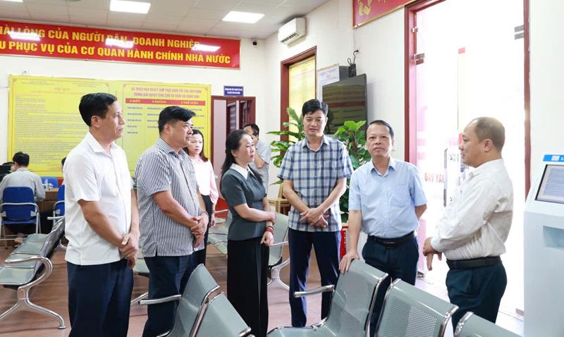 Đoàn giám sát thực tế tại Trung tâm phục vụ hành chính công xã Thiệu Hóa
