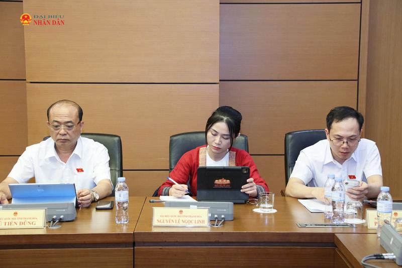 Các ĐBQH tham dự thảo luận tổ. Ảnh: An Nhiên
