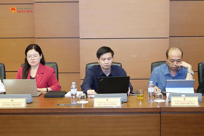 Các ĐBQH tỉnh Thanh Hóa tham gia thảo luận tổ. Ảnh: An Nhiên