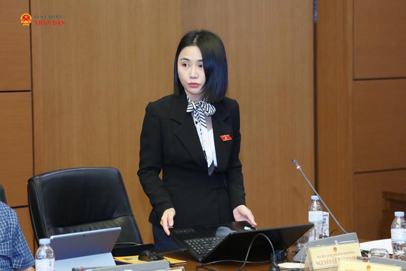 ĐBQH Nguyễn Lê Ngọc Linh (Thanh Hóa) phát biểu thảo luận tổ
