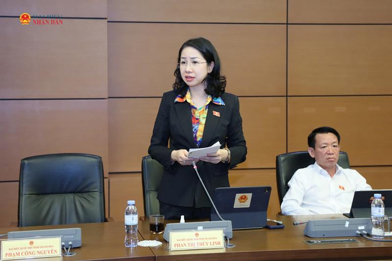 ĐBQH Phan Thị Thùy Linh (Thanh Hóa) phát biểu thảo luận tổ