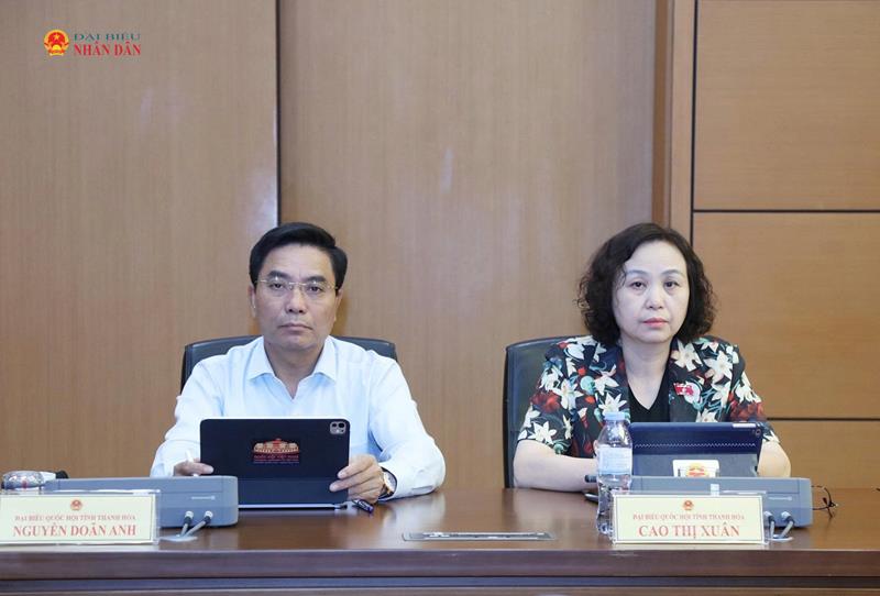 Phó Chủ tịch Quốc hội Nguyễn Doãn Anh cùng các ĐBQH tham dự thảo luận tổ. Ảnh: An Nhiên