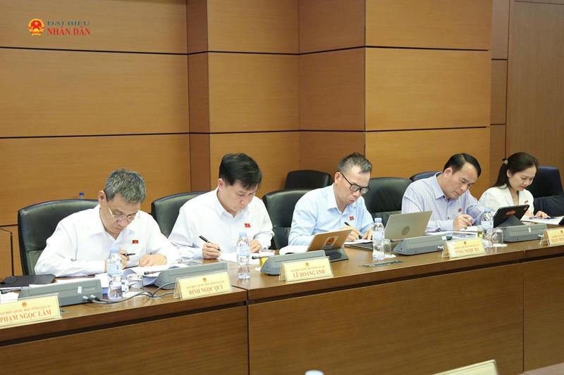 Các ĐBQH tỉnh Gia Lai tham dự phiên thảo luận tại Tổ 13. Ảnh: An Nhiên