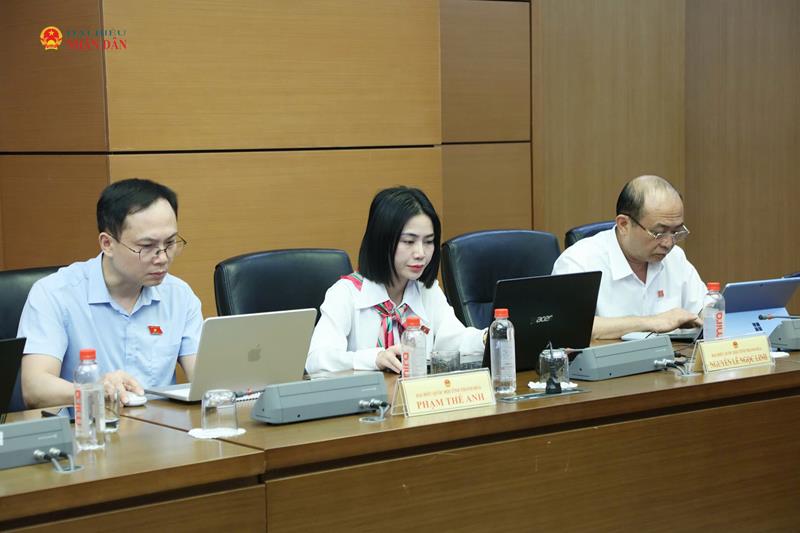 Các ĐBQH tỉnh Thanh Hóa tham dự thảo luận tổ. Ảnh: An Nhiên