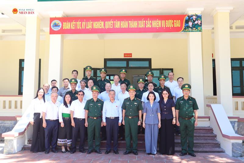 Bí thư Tỉnh ủy Lê Đức Thái cùng đoàn công tác chụp ảnh lưu niệm cùng các cán bộ, chiến sỹ Đồn Biên phòng Bát Mọt