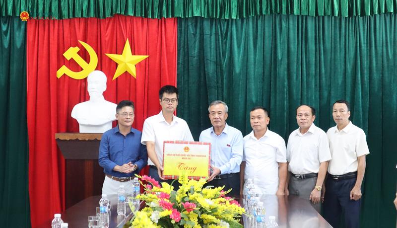 Bí thư Tỉnh ủy Thanh Hóa tặng quà lưu niệm của Đoàn ĐBQH tỉnh cho nhà trường