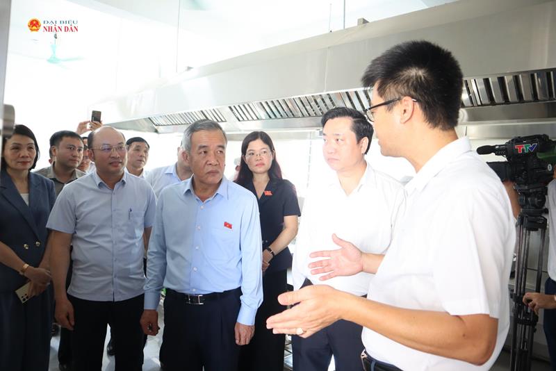 Bí thư Tỉnh ủy kiểm tra công tác bảo đảm an toàn, vệ sinh thực phẩm tại khu vực chế biến các suất ăn cho học sinh