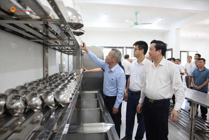 Bí thư Tỉnh ủy Lê Đức Thái kiểm tra công tác vệ sinh an toàn thực phẩm tại phòng ăn