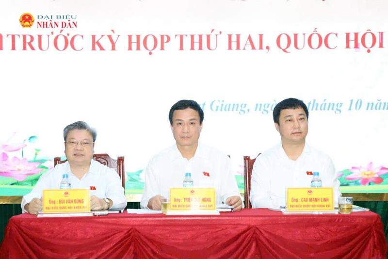 Phó Chủ nhiệm Ủy ban Văn hóa và Xã hội Triệu Thế Hùng; Phó Chủ nhiệm Ủy ban Dân nguyện và Giám sát Cao Mạnh Linh; Ủy viên hoạt động chuyên trách Ủy ban Kinh tế và Tài chính Bùi Văn Dũng tiếp xúc cử tri các xã Hoạt Giang, Đông Thành