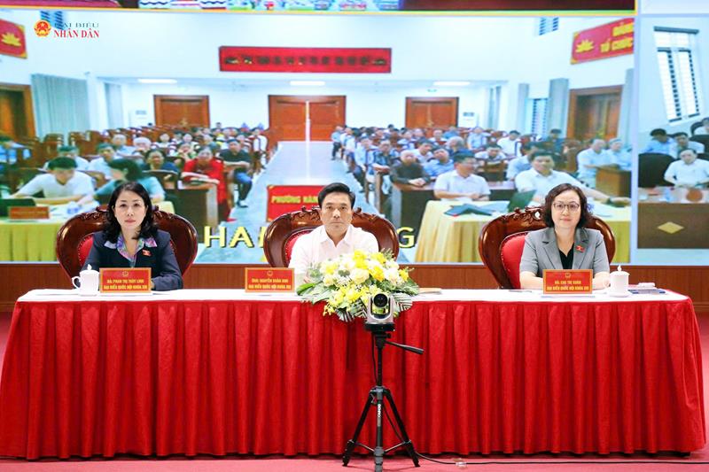 Phó Chủ tịch Quốc hội, Thượng tướng Nguyễn Doãn Anh; Phó Chủ tịch Hội đồng Dân tộc Cao Thị Xuân; ĐBQH hoạt động chuyên trách tại Ủy ban Văn hóa và Xã hội Phan Thị Thùy Linh tiếp xúc cử tri trực tiếp tại phường Hạc Thành và trực tuyến tại 7 phường khác