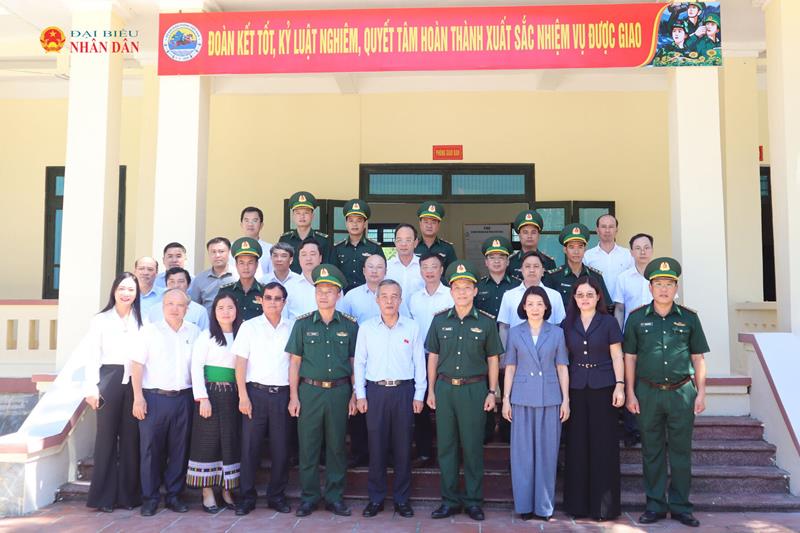 Bí thư Tỉnh ủy, Trưởng Đoàn ĐBQH tỉnh Thanh Hóa Lê Đức Thái cùng đoàn công tác với các cán bộ, chiến sĩ Đồn Biên phòng Bát Mọt