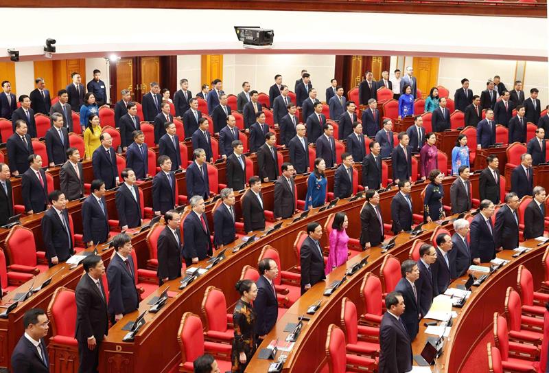 Các đại biểu thực hiện nghi lễ chào cờ