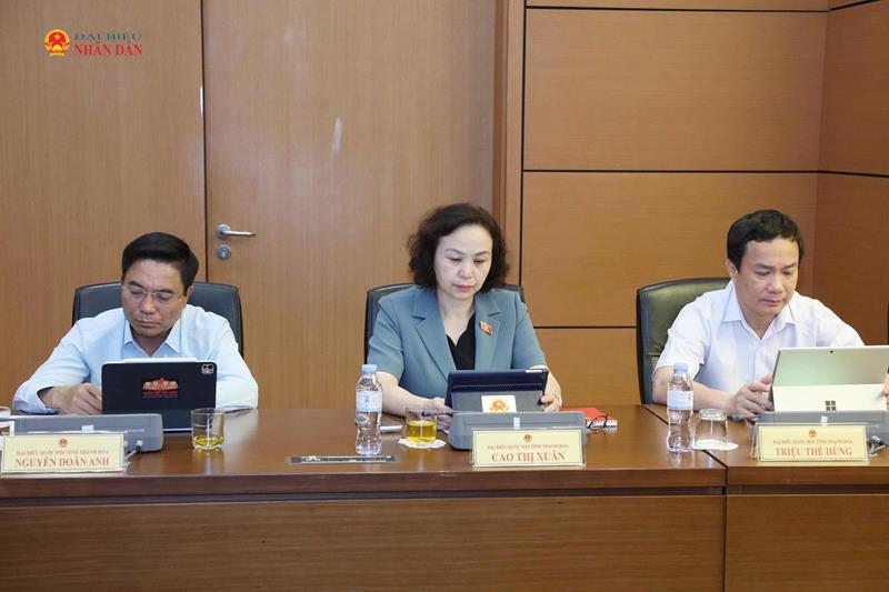 Phó Chủ tịch Quốc hội, Thượng tướng Nguyễn Doãn Anh cùng các ĐBQH tham dự thảo luận tại tổ. Ảnh: An Nhiên