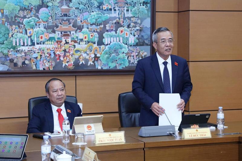 Đồng chí Lê Đức Thái, Ủy viên Trung ương Đảng, Bí thư Tỉnh ủy, Trưởng Đoàn ĐBQH tỉnh Thanh Hóa điều hành thảo luận