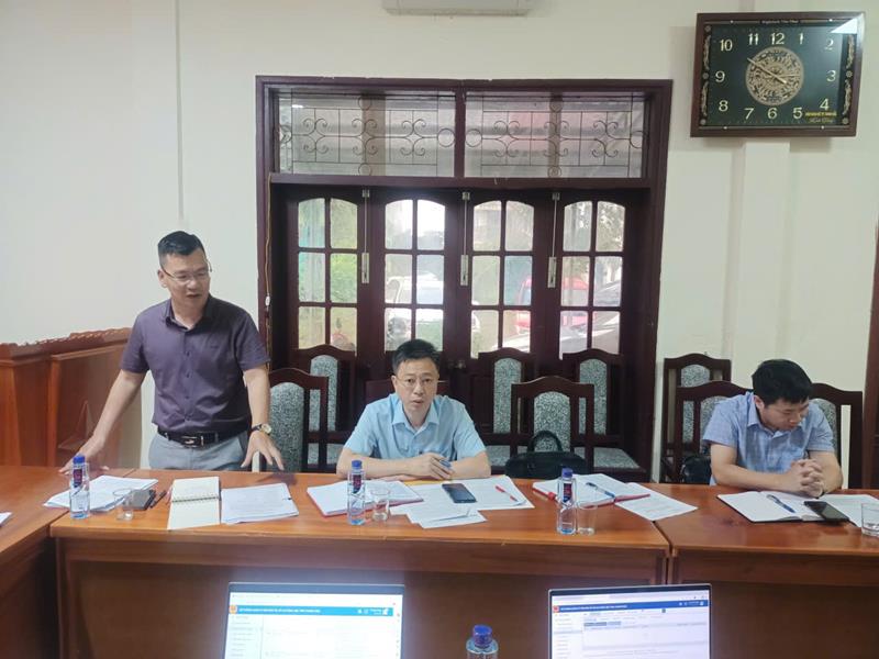 Lãnh đạo BQL rừng phòng hộ Nghi Sơn báo cáo