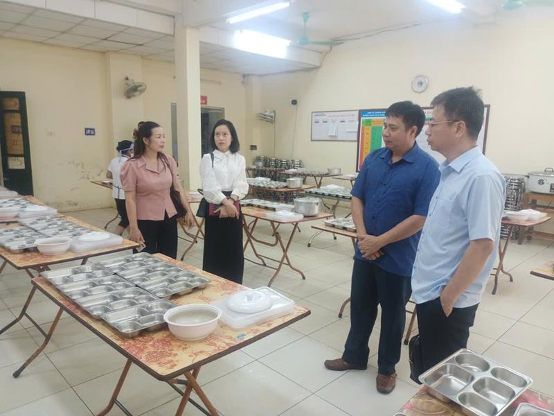 Đoàn kiểm tra khu nhà ăn trường Phổ thông dân tộc nội trú THCS Thường Xuân