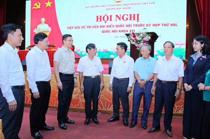 Phó Chủ tịch Quốc hội Nguyễn Doãn Anh và các đại biểu trao đổi với cử tri phường Hạc Thành