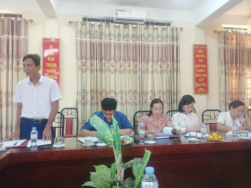 Hiệu trưởng trường Phổ thông dân tộc nội trú THCS Thường Xuân báo cáo