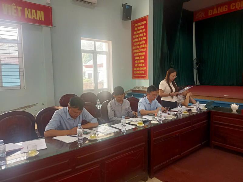 Thành viên Đoàn giám sát phát biểu tại xã Cẩm Thạch