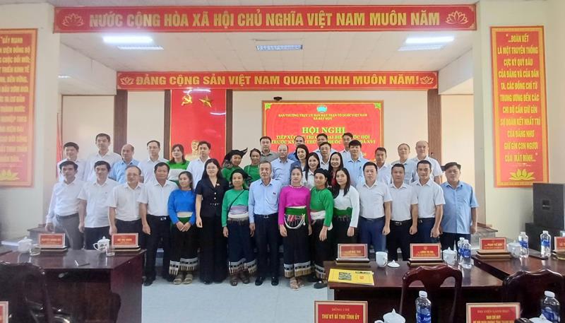 Bí thư Tỉnh ủy, Trưởng Đoàn ĐBQH tỉnh Lê Đức Thái cùng với cử tri xã Bát Mọt tại Hội nghị tiếp xúc cử tri