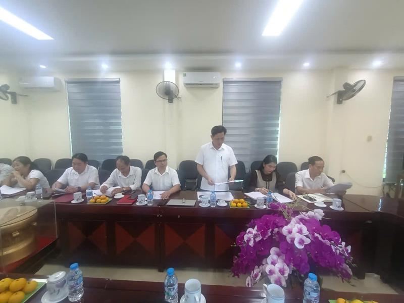 Hiệu trưởng trường Phổ thông dân tộc nội trú THCS Lang Chánh báo cáo