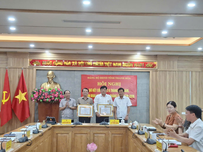 Đảng bộ tổ chức hội nghị sơ kết và khen thưởng các đảng viên hoàn thành xuất sắc nhiệm vụ