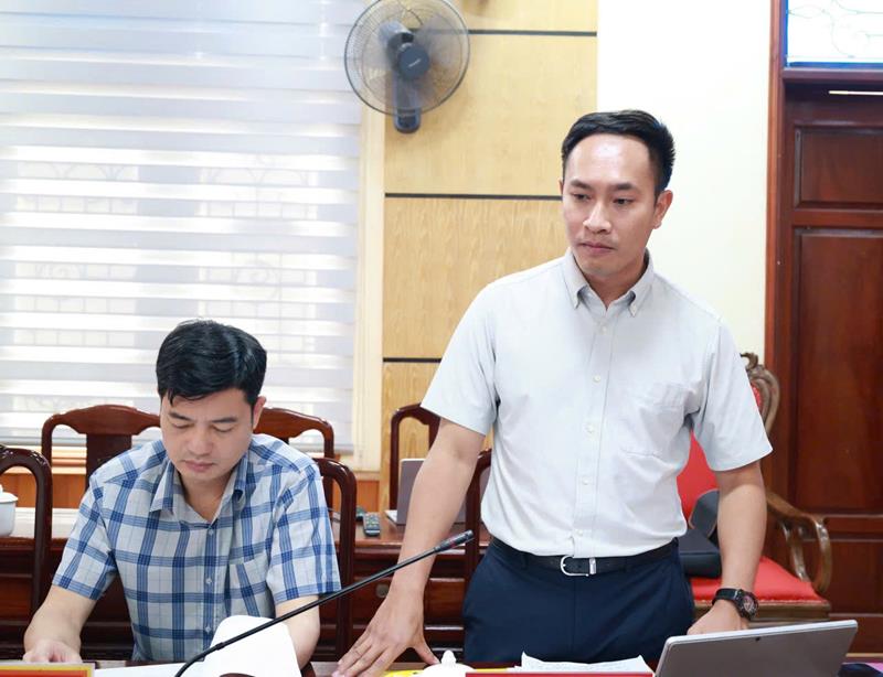 Đồng chí Trịnh Hà Hoàng Linh, Chủ tịch UBND xã Thiệu Quang phát biểu ý kiến