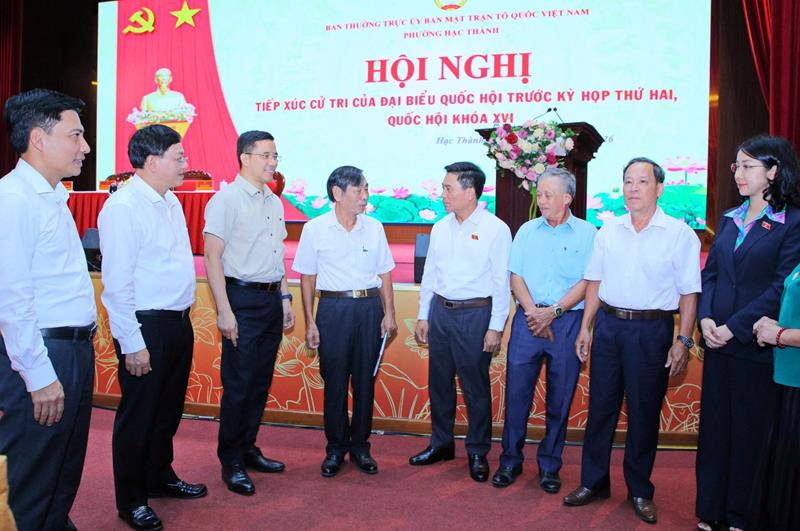 Các đại biểu trao đổi với cử tri