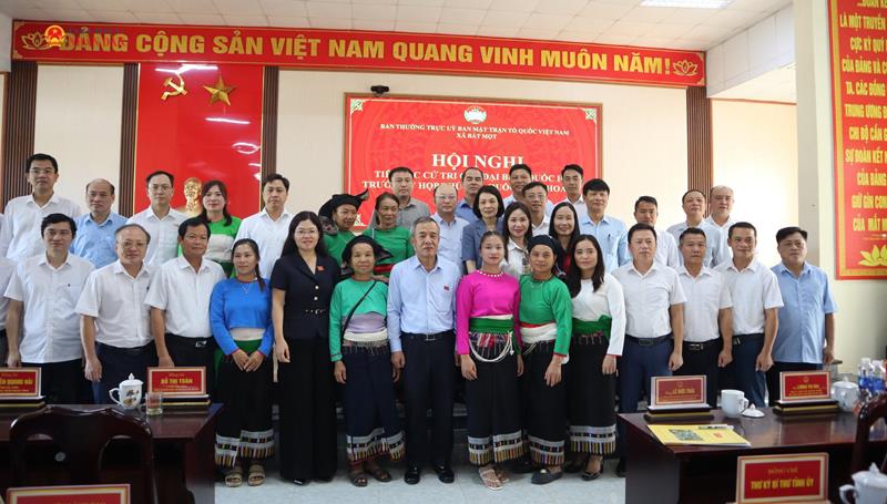 Bí thư Tỉnh ủy, Trưởng Đoàn ĐBQH tỉnh Lê Đức Thái và các đại biểu cùng cử tri xã Bát Mọt, Yên Nhân