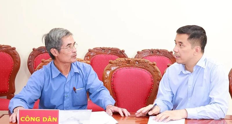 Chủ tịch HĐND tỉnh Thanh Hóa Nguyễn Hồng Phong lắng nghe những kiến nghị, phản ánh của người dân tại buổi tiếp xúc. Ảnh: Quốc Hương