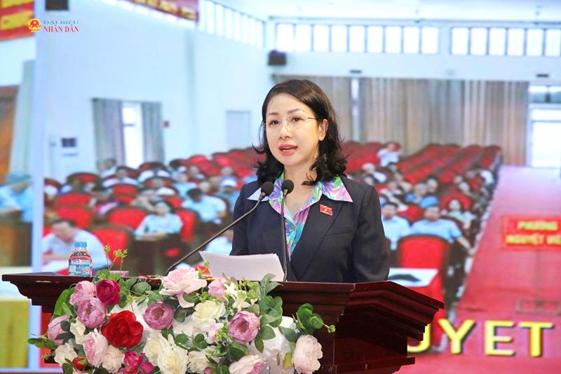 ĐBQH Phan Thị Thùy Linh phát biểu tại hội nghị tiếp xúc cử tri trực tiếp tại phường Hạc Thành và trực tuyến với 7 phường trên địa bàn tỉnh Thanh Hóa